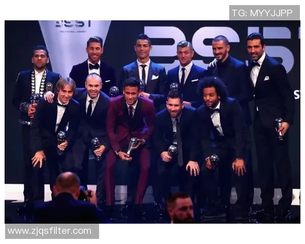 世界级足球明星同框合影展现足球魅力与友谊的精彩瞬间